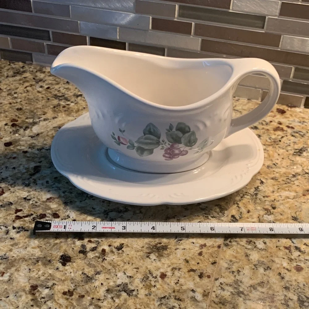 Pfaltzgraff Grapevine Gravy Boat